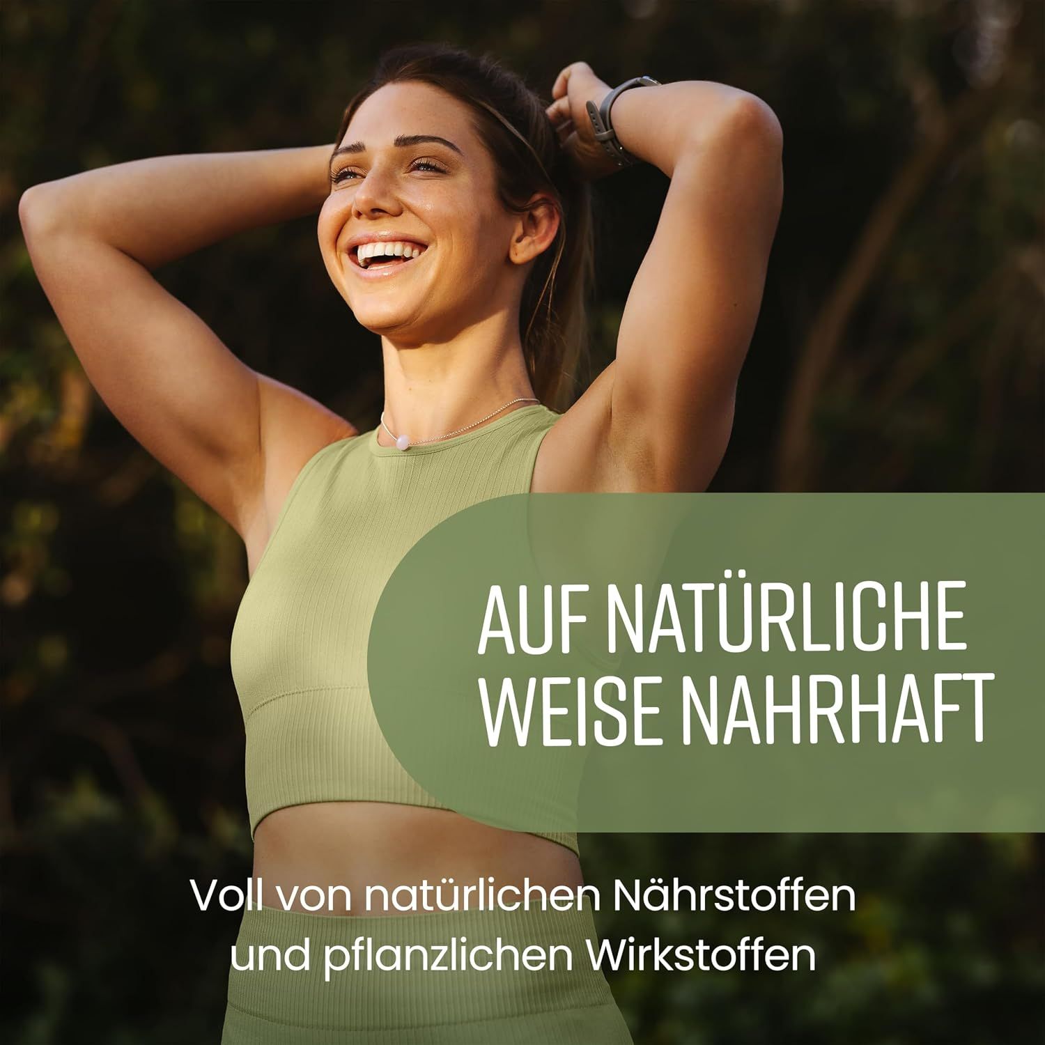 Eine lächelnde Frau im Freien. Text: Auf natürliche Weise nahrhaft. Voll von natürlichen Nährstoffen und pflanzlichen Wirkstoffen.