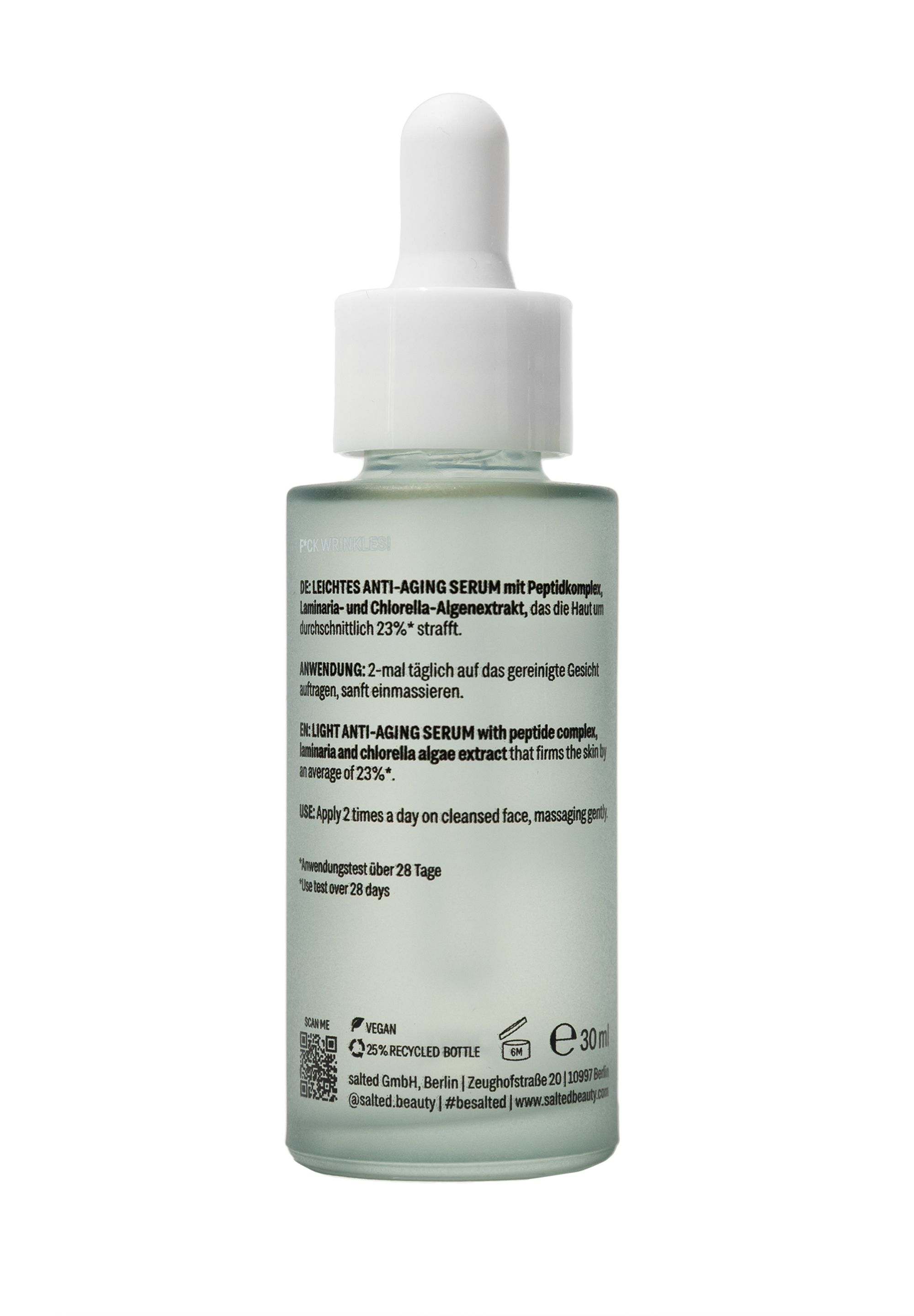Rückseite einer Serumflasche. Text: Leichte Anti-Aging Serum mit Peptidkomplex. 25% recycelte Flasche.