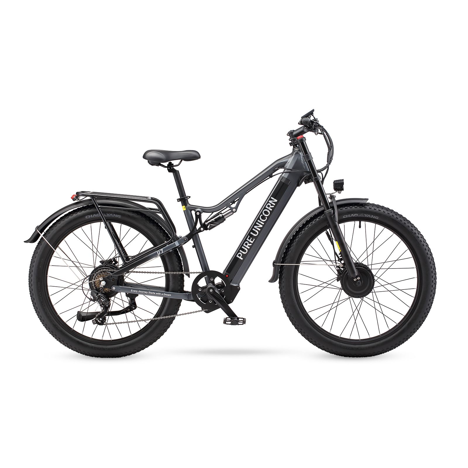 Schwarzes E-Mountainbike Pure Unicorn U7. Seitliche Ansicht, große Reifen, Gepäckträger und Schriftzug Pure Unicorn.