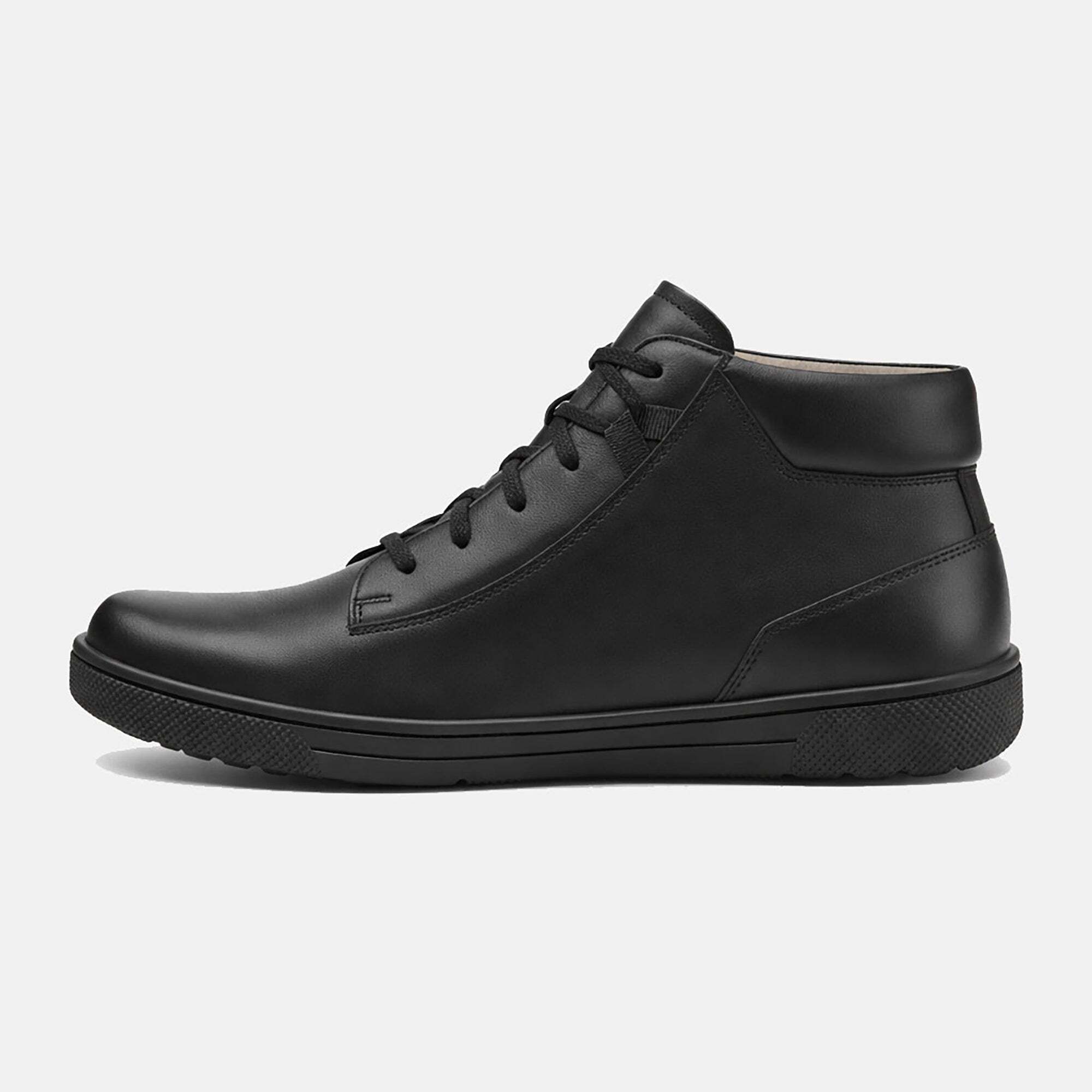 Schwarze Leder-Stiefelette für Herren, schräge Ansicht, breite Passform.
