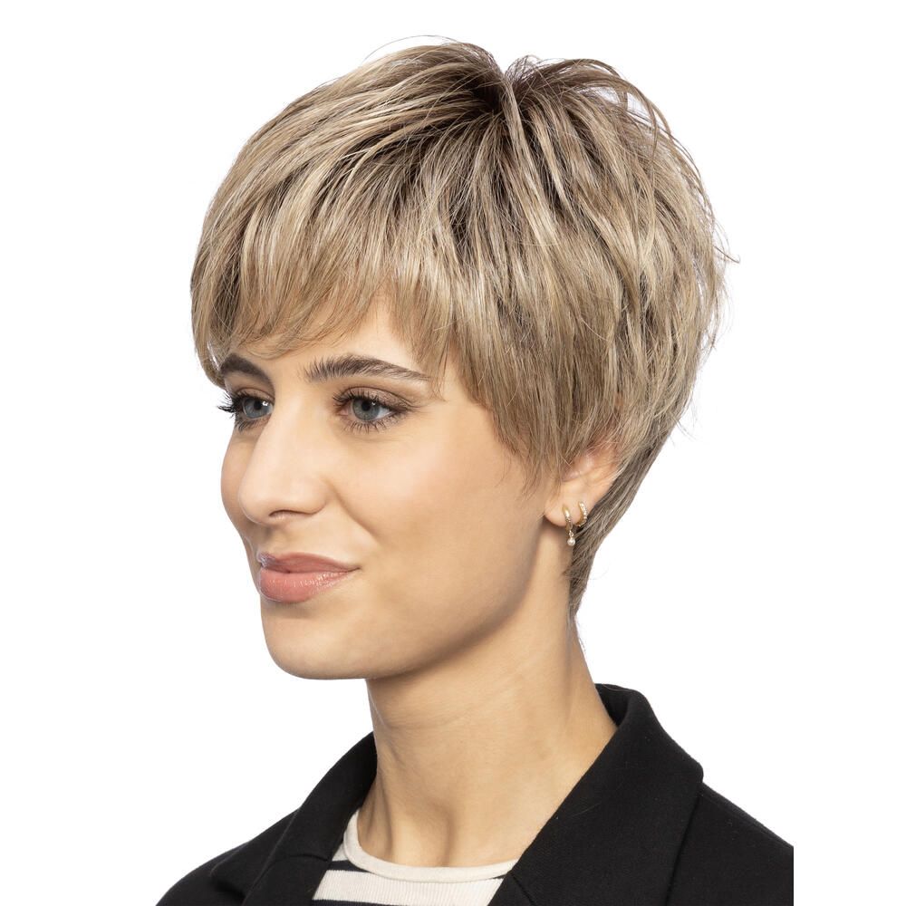 Kurzhaarperücke in Blondtönen. Seitenansicht einer Frau mit der Perücke. Sie trägt einen Blazer.