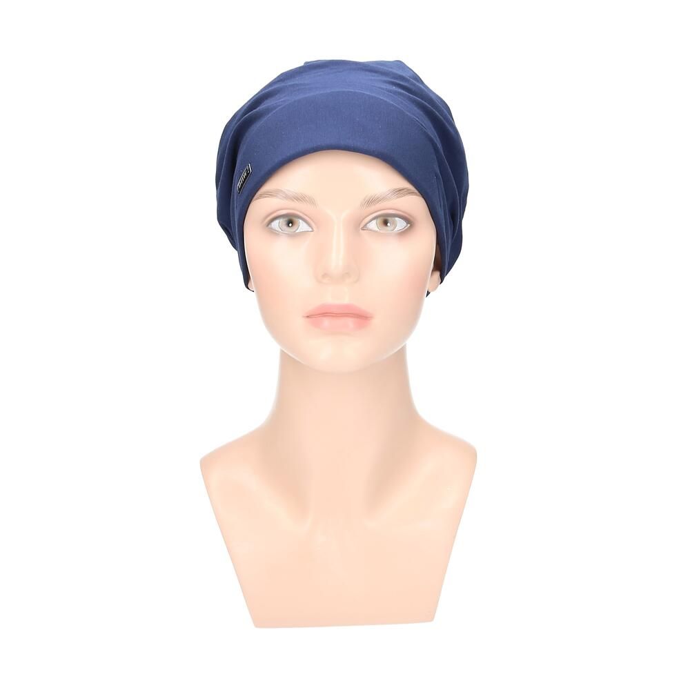 Marinefarbener Turban auf einer Büste. Kleines Metallschild. Vorderansicht.