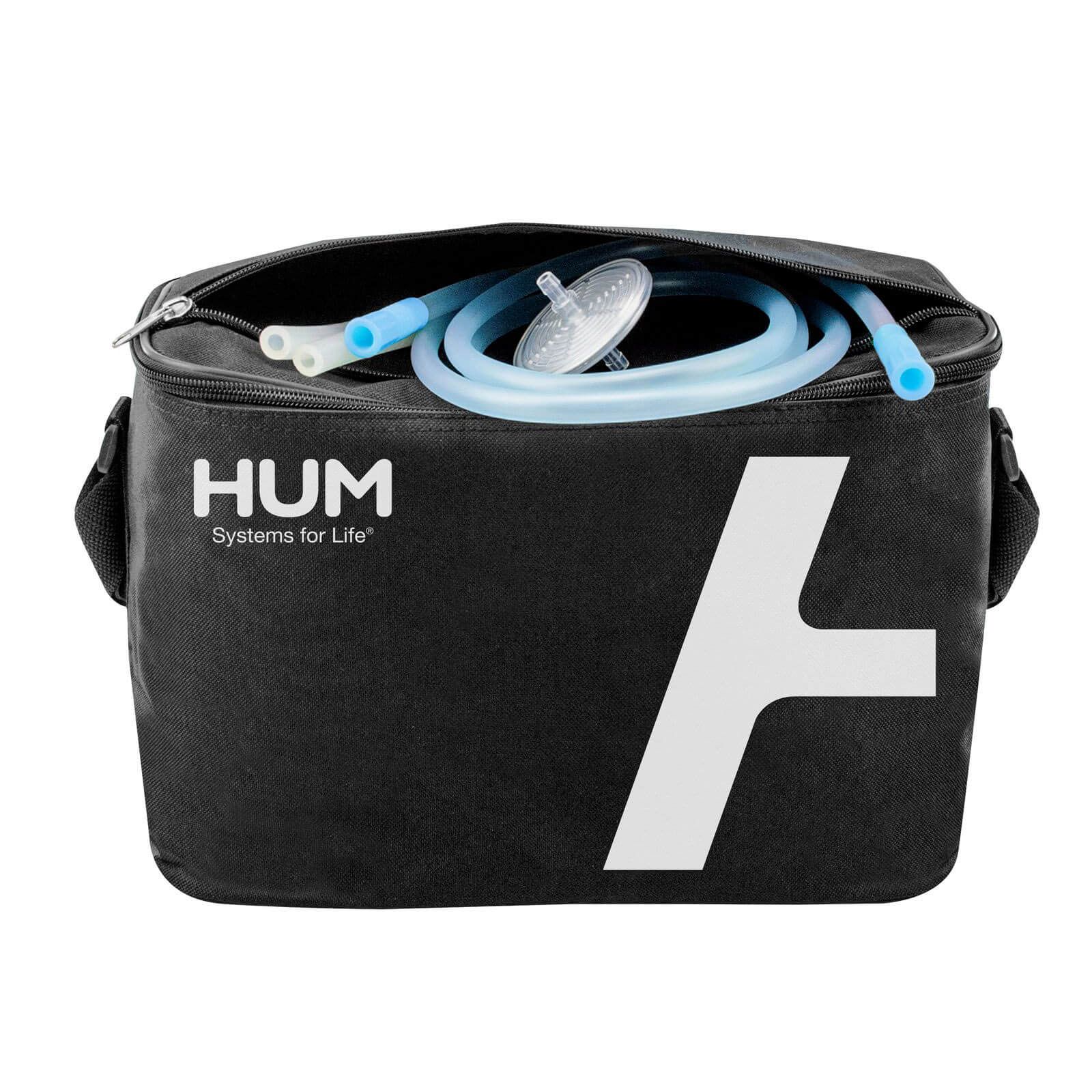 Schwarze Tragetasche mit Zubehör. Enthält Schläuche und Filter. Aufschrift: HUM Systems for Life, weißes Logo.