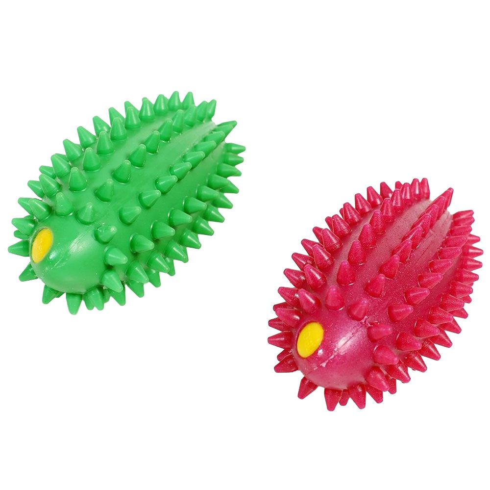 Zwei stachelige Fitnessbälle, rot und grün, nebeneinander. Gelbe Akzente an den Enden. Auf weißem Hintergrund.