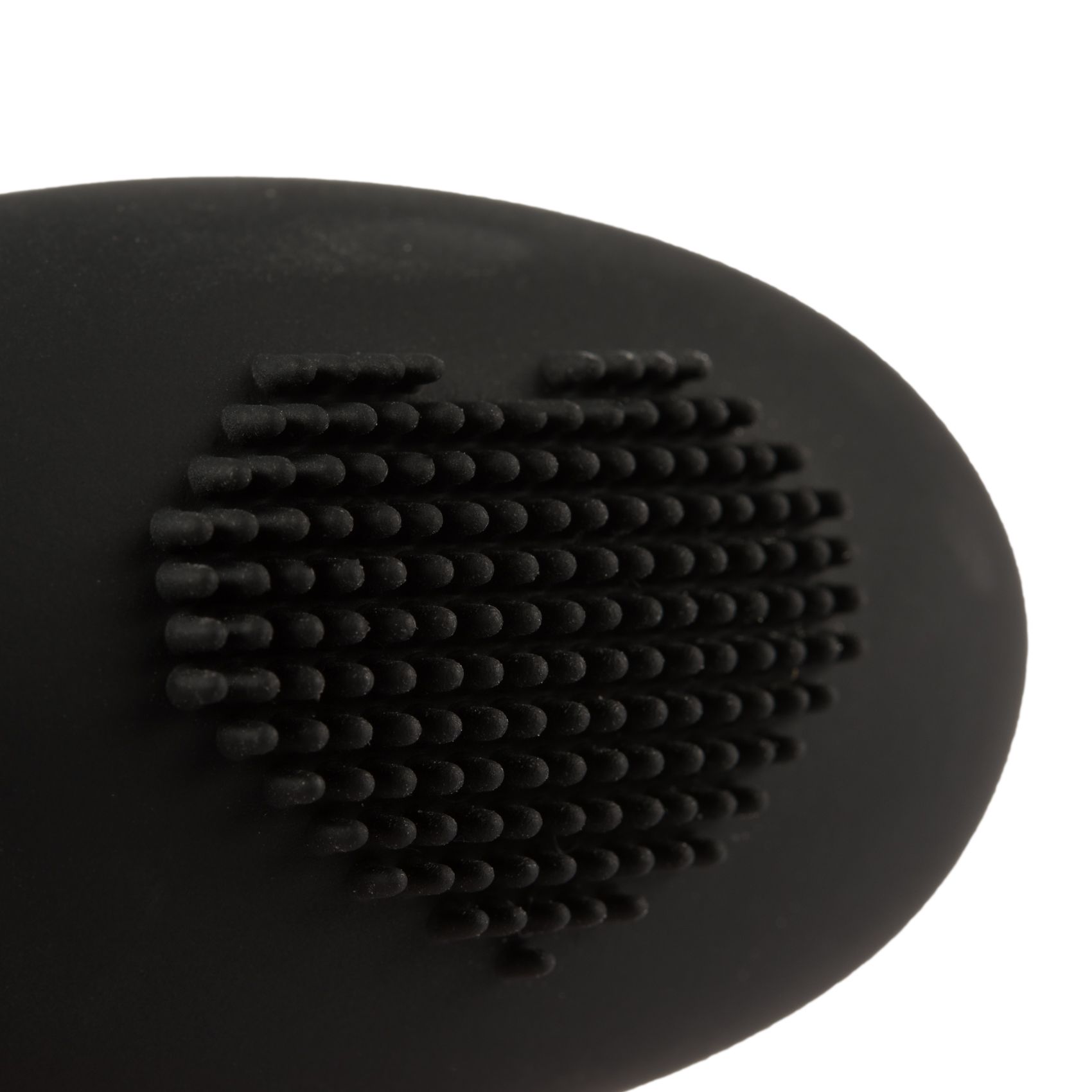Nahaufnahme der strukturierten Oberfläche eines schwarzen Silikon-Vibrators in Herzform.