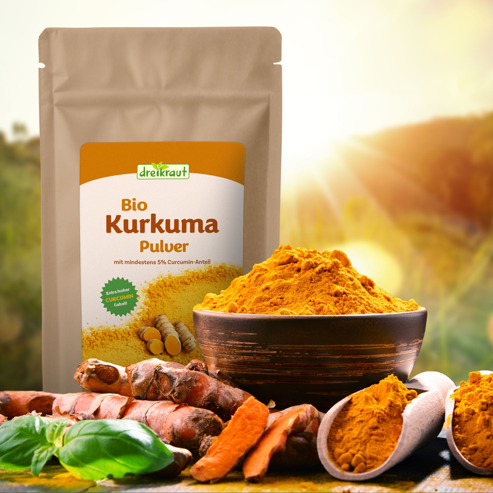 Ein Beutel 'dreikraut Bio Kurkuma Pulver' neben einer Schale mit Pulver und frischen Kurkumawurzeln.
