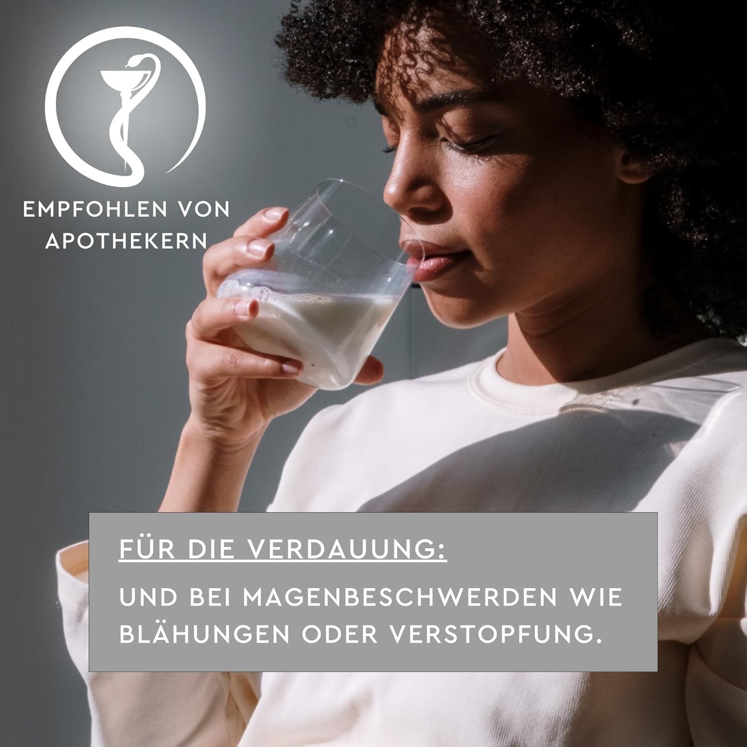Frau trinkt Milch. Text: Empfohlen von Apothekern. Für die Verdauung und bei Magenbeschwerden wie Blähungen oder Verstopfung.