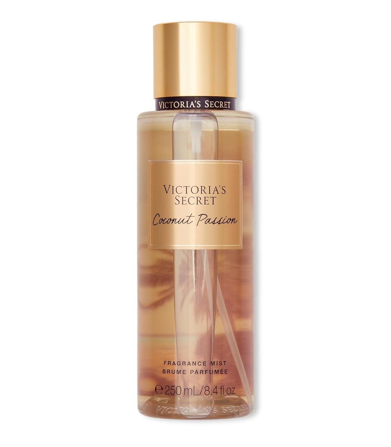 Victoria's Secret Körperspray mit goldenem Verschluss und Etikett, auf weißem Hintergrund.