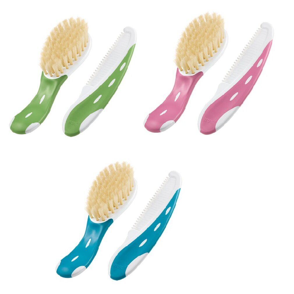 Mehrere Babybürsten und Kämme in Blau, Pink und Grün. Bürsten mit Naturhaarborsten.