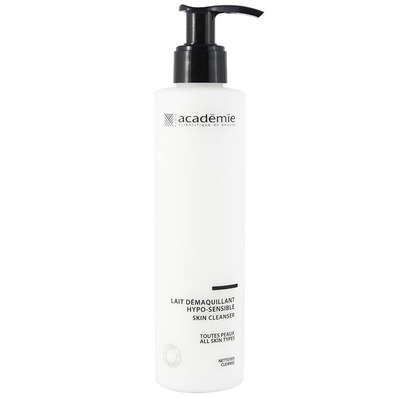 Weiße Flasche mit schwarzem Pumpkopf. Aufschrift: Académie, Lait Demaquillant, Hypo-Sensible, Skin Cleanser. Für alle Hauttypen.