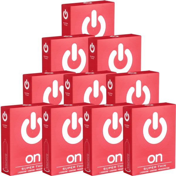 Boîtes rouges avec symbole d'alimentation blanc. Inscription "on Super Thin". Plusieurs boîtes empilées.