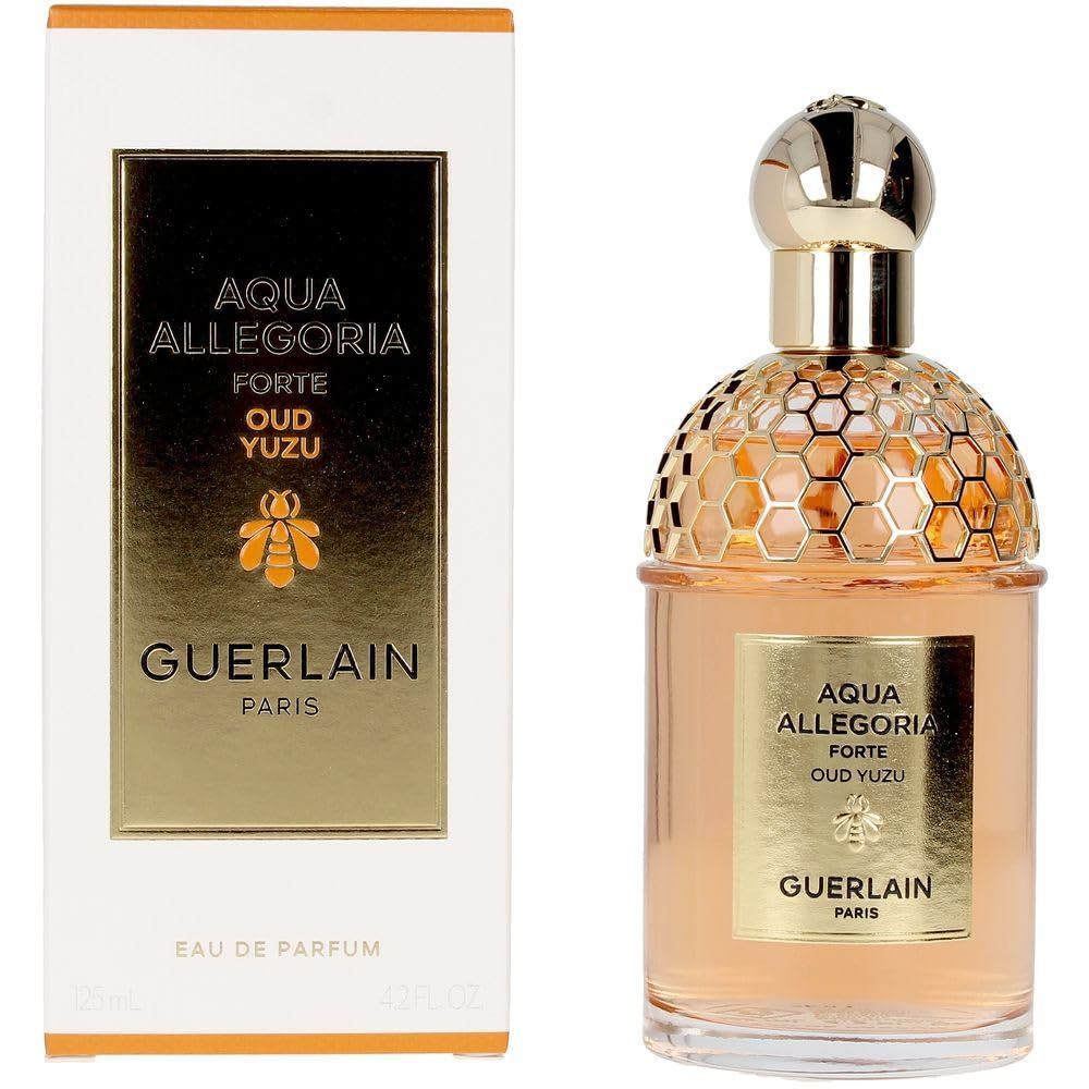 Parfümflakon und Verpackung. Flakon mit goldfarbenem Deckel und Etikett. Text: Aqua Allegoria Forte Oud Yuzu, Guerlain Paris.