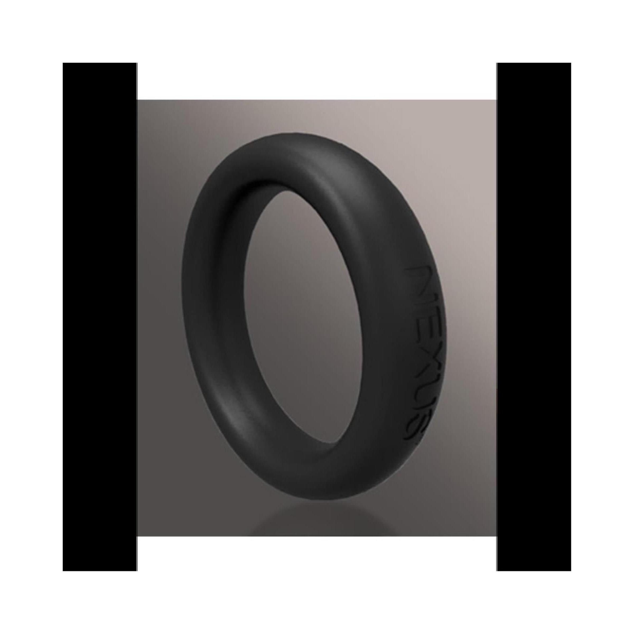Schwarzer Silikon-Cockring. Das Wort "Nexus" ist auf der Oberfläche eingraviert. Der Ring ist vor einem grauen Hintergrund platziert.