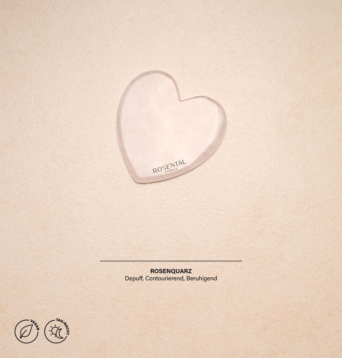 Herzförmiges Gua Sha aus Rosenquarz. Marke Rosental Organics. Text: Rosenquarz, Depuff, Contourierend, Beruhigend. Vegan- und Nacht-Symbol.