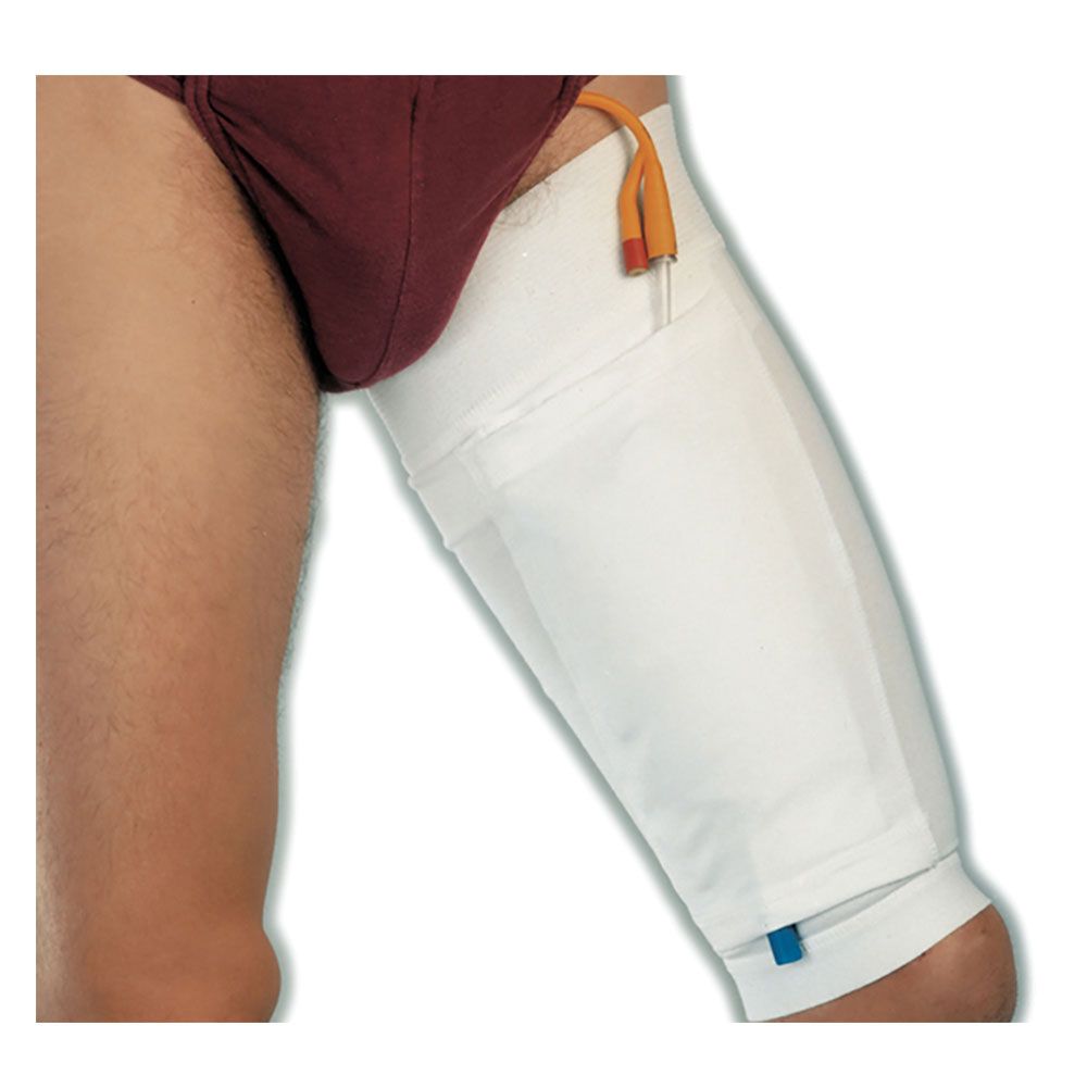 Weißer Beinbeutelhalter am Bein. Mit orangefarbenem Schlauch. Blauer Aufnäher am unteren Ende.