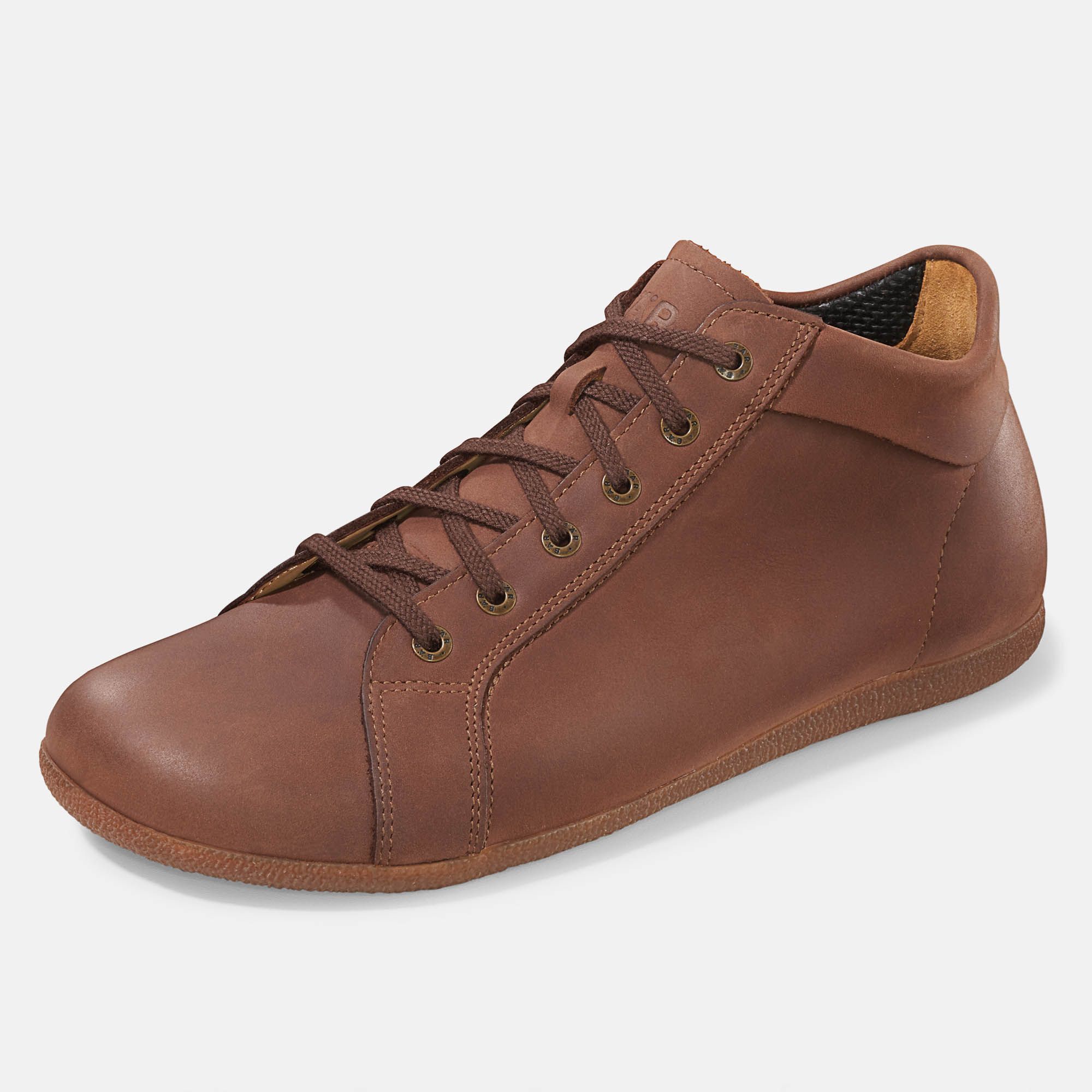 Braune Stiefelette für Herren. Schnürschuh aus Leder. Breite Passform. Seitliche Nähte und Schnürsenkel.