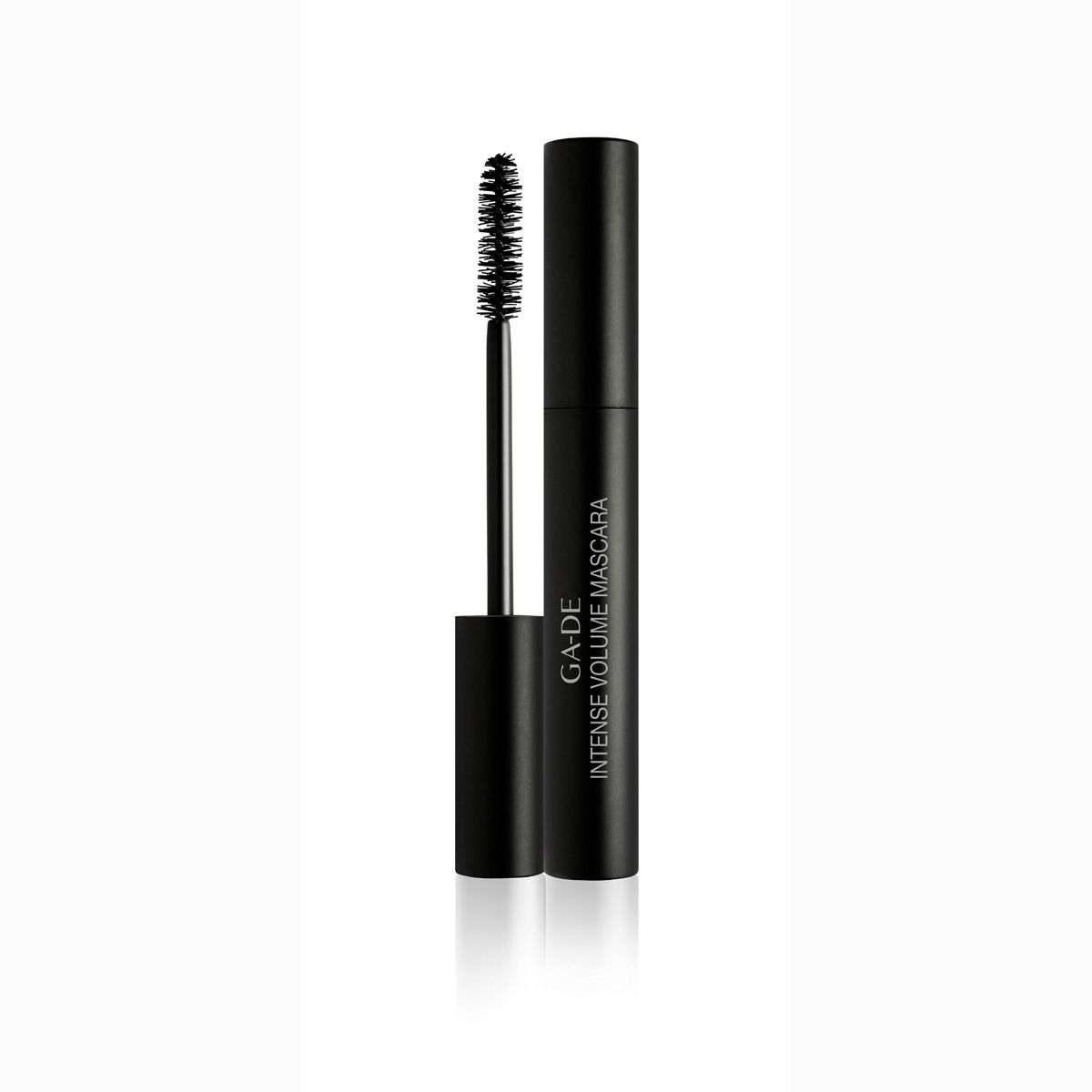 Schwarze Mascara-Tube mit Bürste. Aufschrift: GA-DE Intense Volume Mascara.