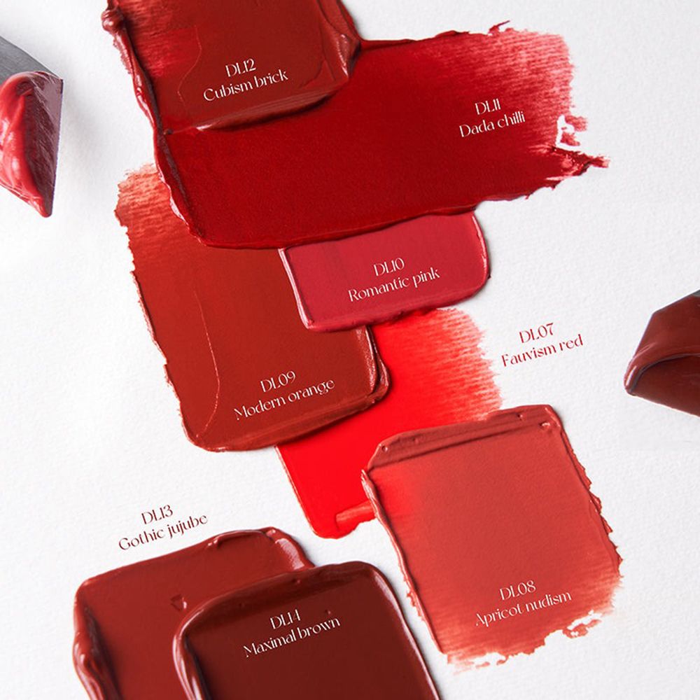 Verschiedene Farbmuster von Lippenstiften. Beschriftung mit Farbbezeichnungen: DL12 Cubism brick, DL11 Dada chill, DL10 Romantic pink.