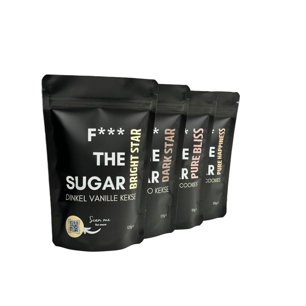 Vier schwarze Beutel mit Keksen. Aufschrift: F*** THE SUGAR. Verschiedene Sorten: Dinkel Vanille, Bright Star, Dark Star, Pure Bliss.