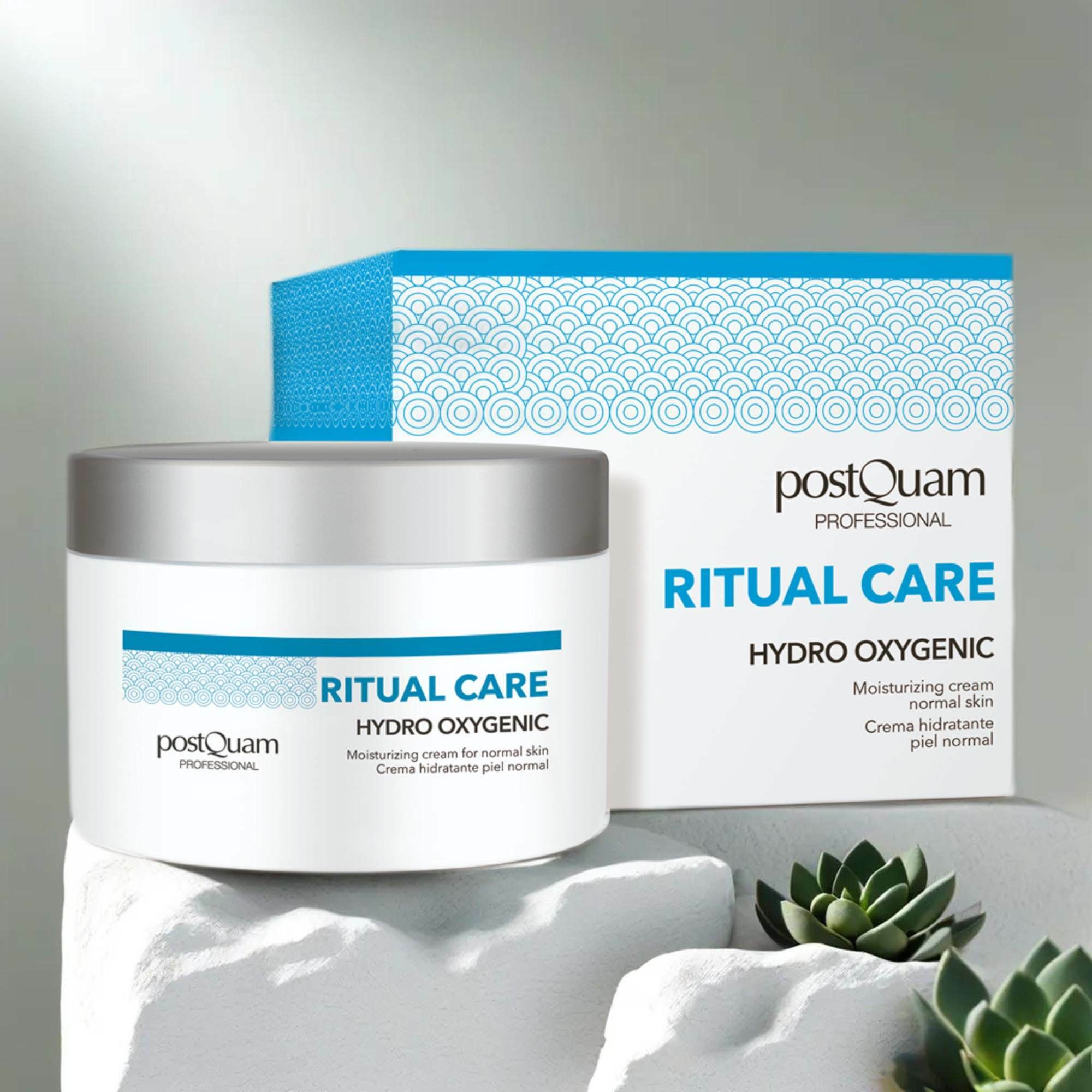 Creme-Tiegel und Schachtel. Aufschrift: Postquam, Ritual Care, Hydro Oxygenic. Für normale Haut. Auf Sockel.