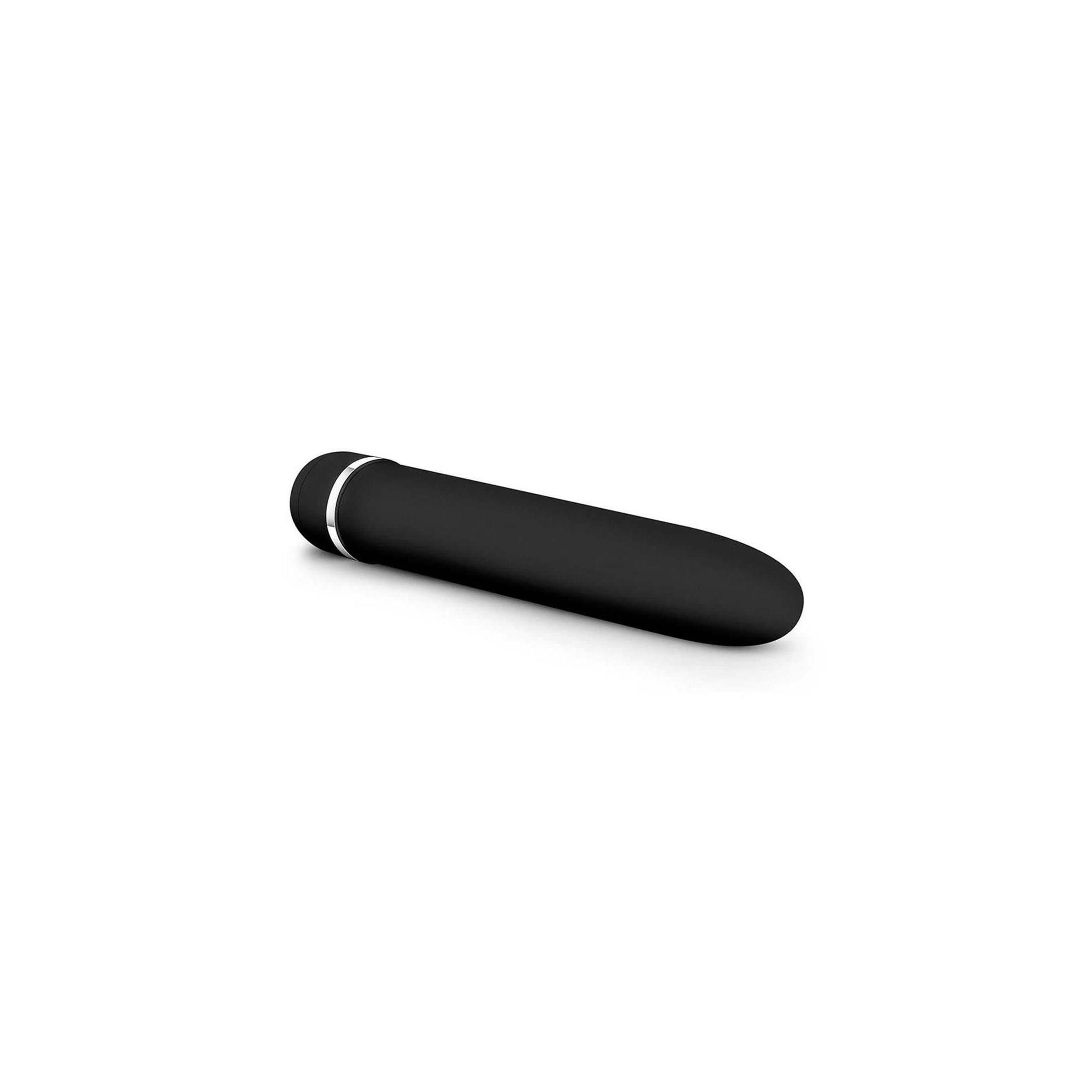 Schwarzer Vibrator mit silbernem Akzent am Kopf. Zylindrische Form, leicht gebogen. Auf weißem Hintergrund.
