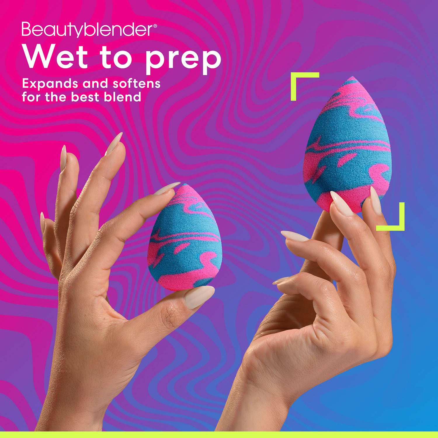 Hände halten zwei Beautyblender Pool Party Schwämme. Pink-Blau-Muster. Text: Wet to prep, expands and softens.