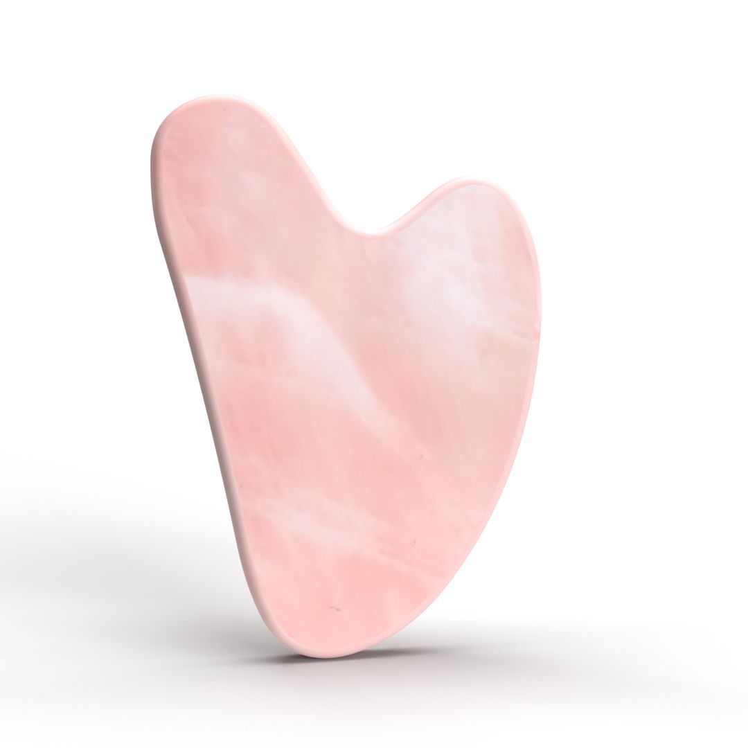 Rosenquarz Gua Sha. Herzförmig, rosa. Einzeln, leicht schräg gestellt.