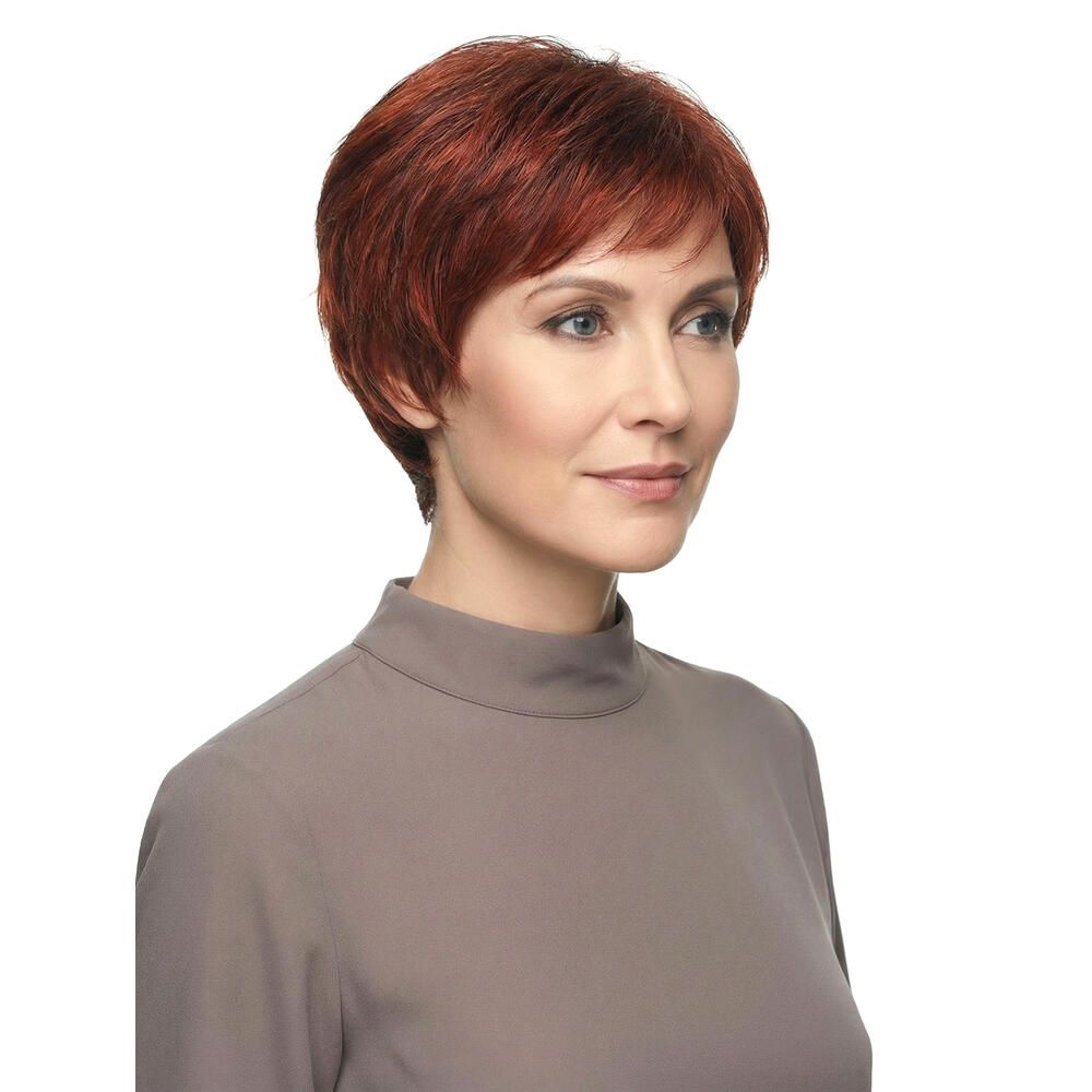 Kurzhaarperücke in Rotbraun, Dreiviertelansicht. Die Perücke bedeckt den Kopf. Die Frau trägt ein braunes Oberteil.