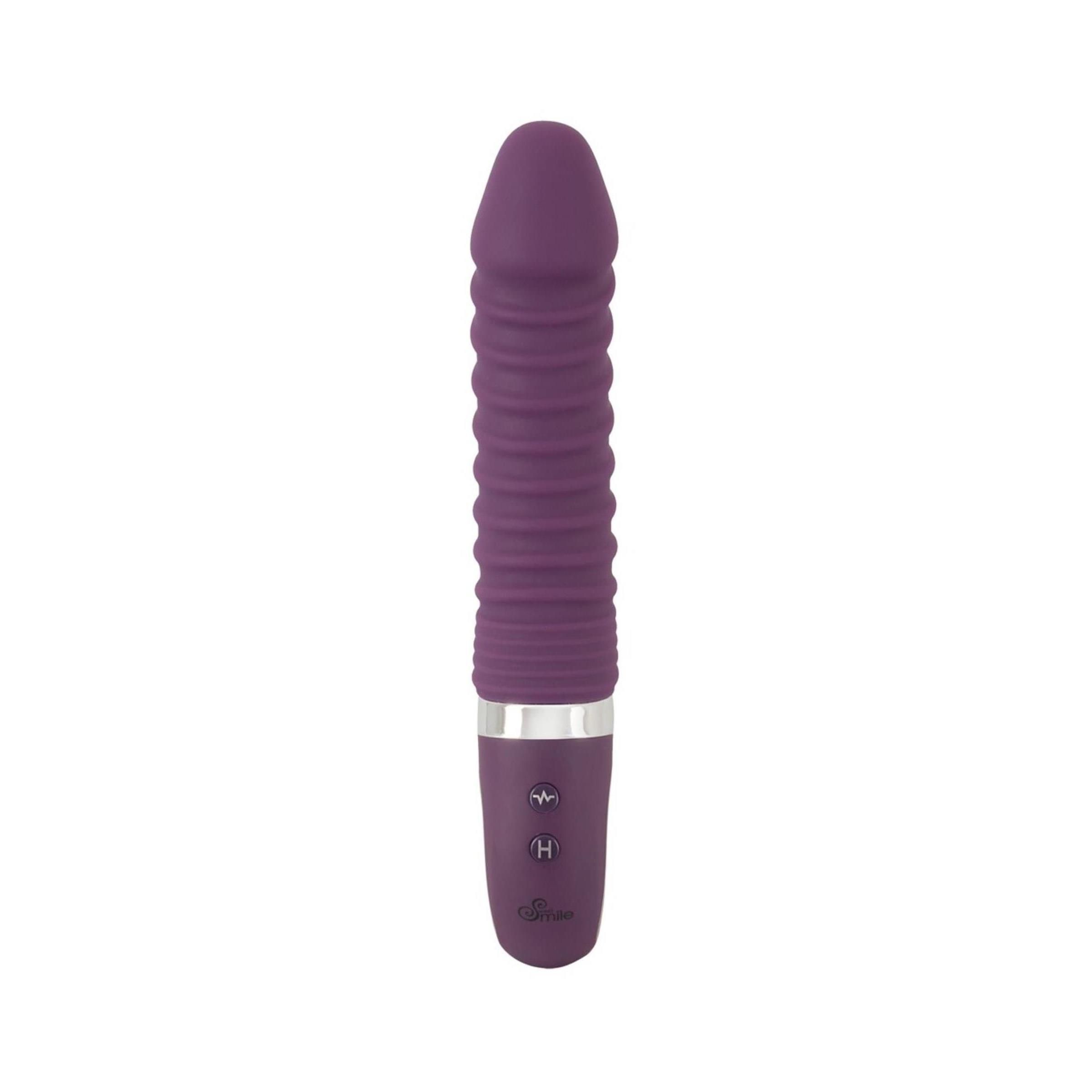 Lila Vibrator mit geriffelter Oberfläche. Silberfarbener Ring am unteren Ende. Bedienfeld mit Knöpfen. Abgerundete Spitze.