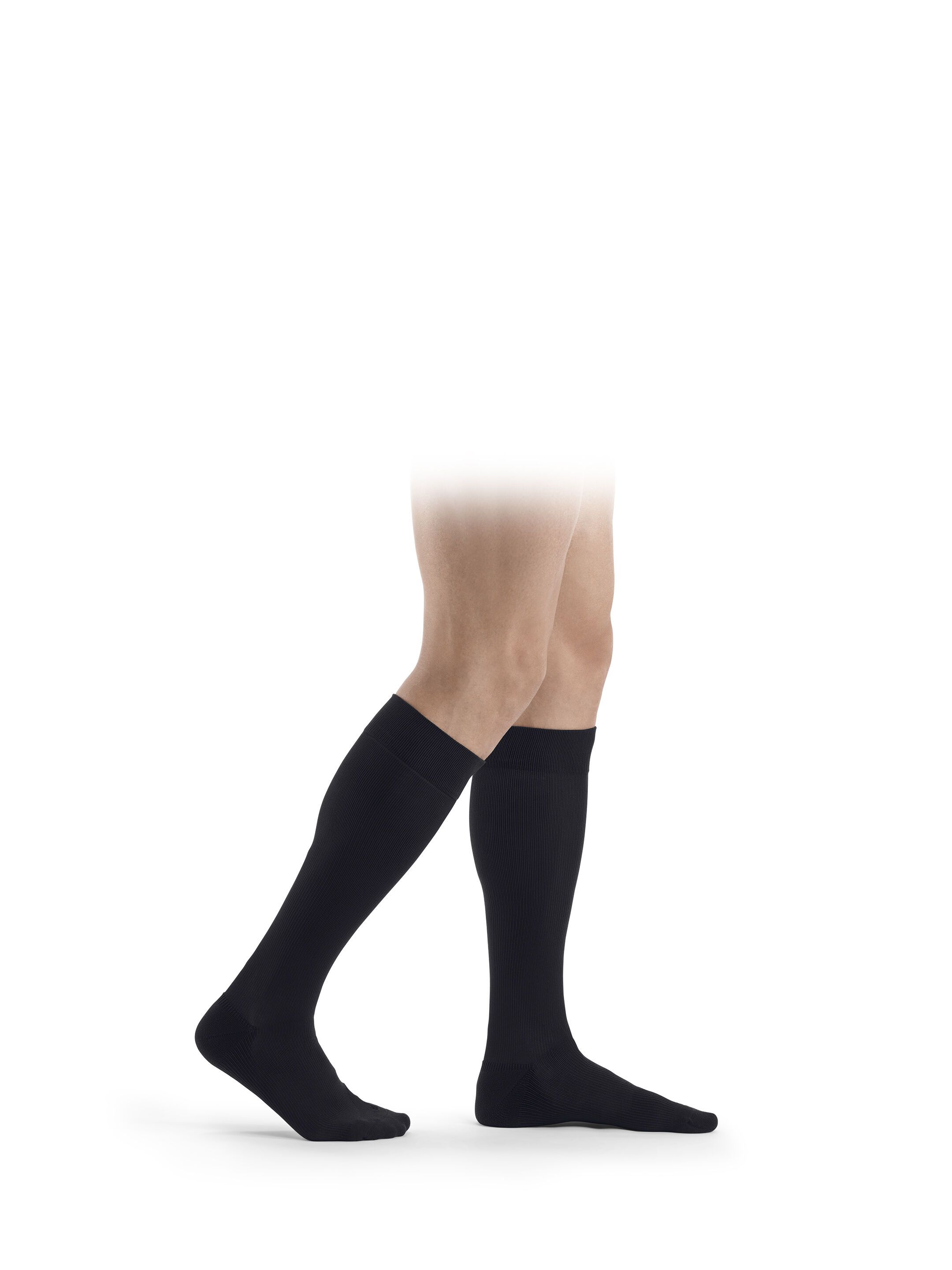 Schwarze Kompressionssocken bis zum Knie.