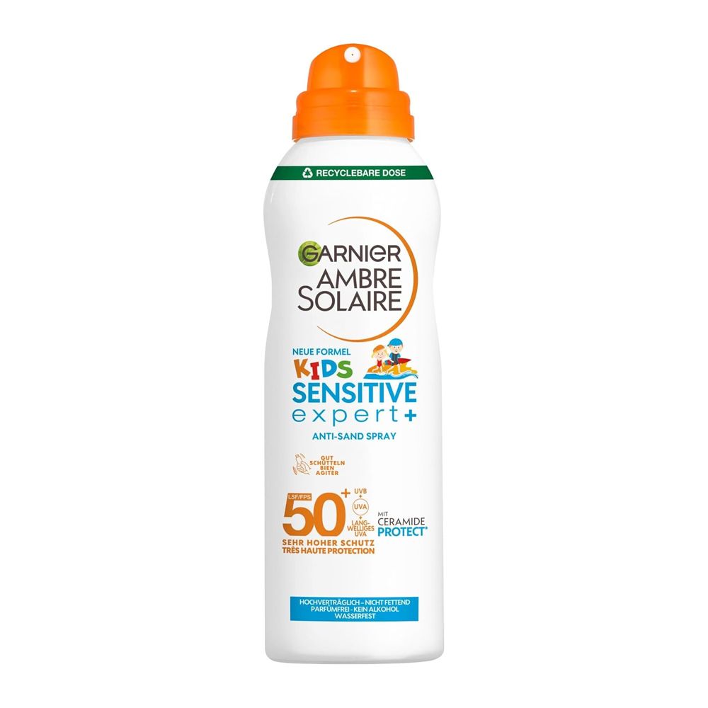 Weißes Sonnenschutzspray mit orangefarbenem Deckel. Text: Garnier Ambre Solaire Kids Sensitive Expert+ Anti-Sand Spray LSF 50+.