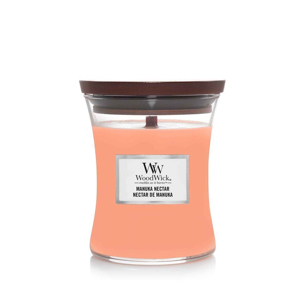 Glasbehälter mit rosa Inhalt und Holzdeckel. Etikett mit "WoodWick" und "Manuka Nectar".