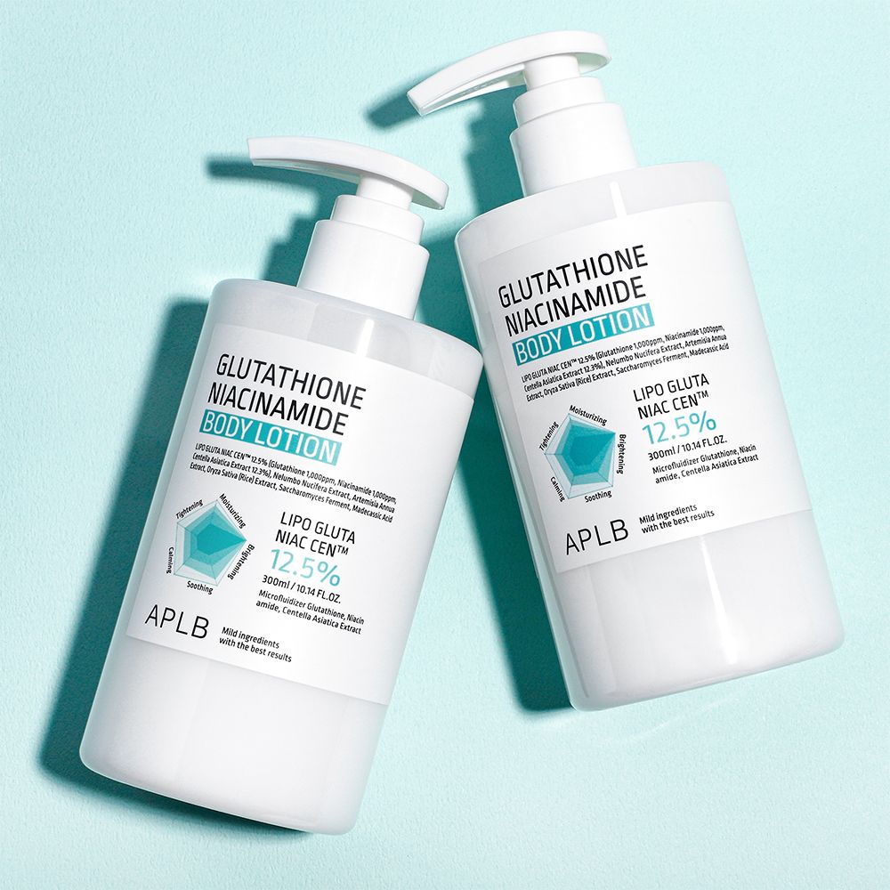 Zwei weiße Flaschen APLB Body Lotion mit Pumpverschluss. Aufschrift: Glutathione Niacinamide Body Lotion. Text und Logos.