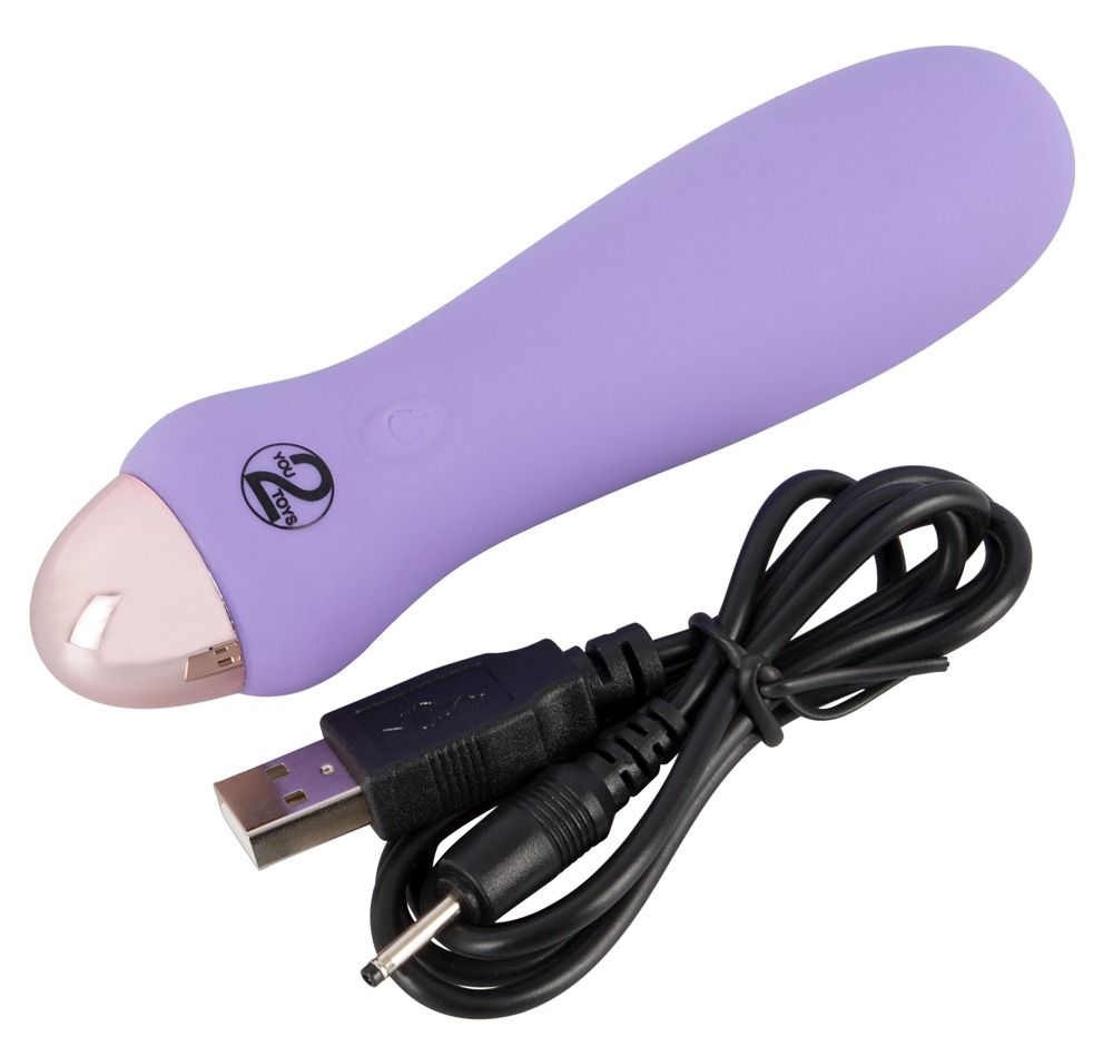 Lila Vibrator mit USB-Kabel. Rosafarbener Kopf. Schwarzes Kabel.