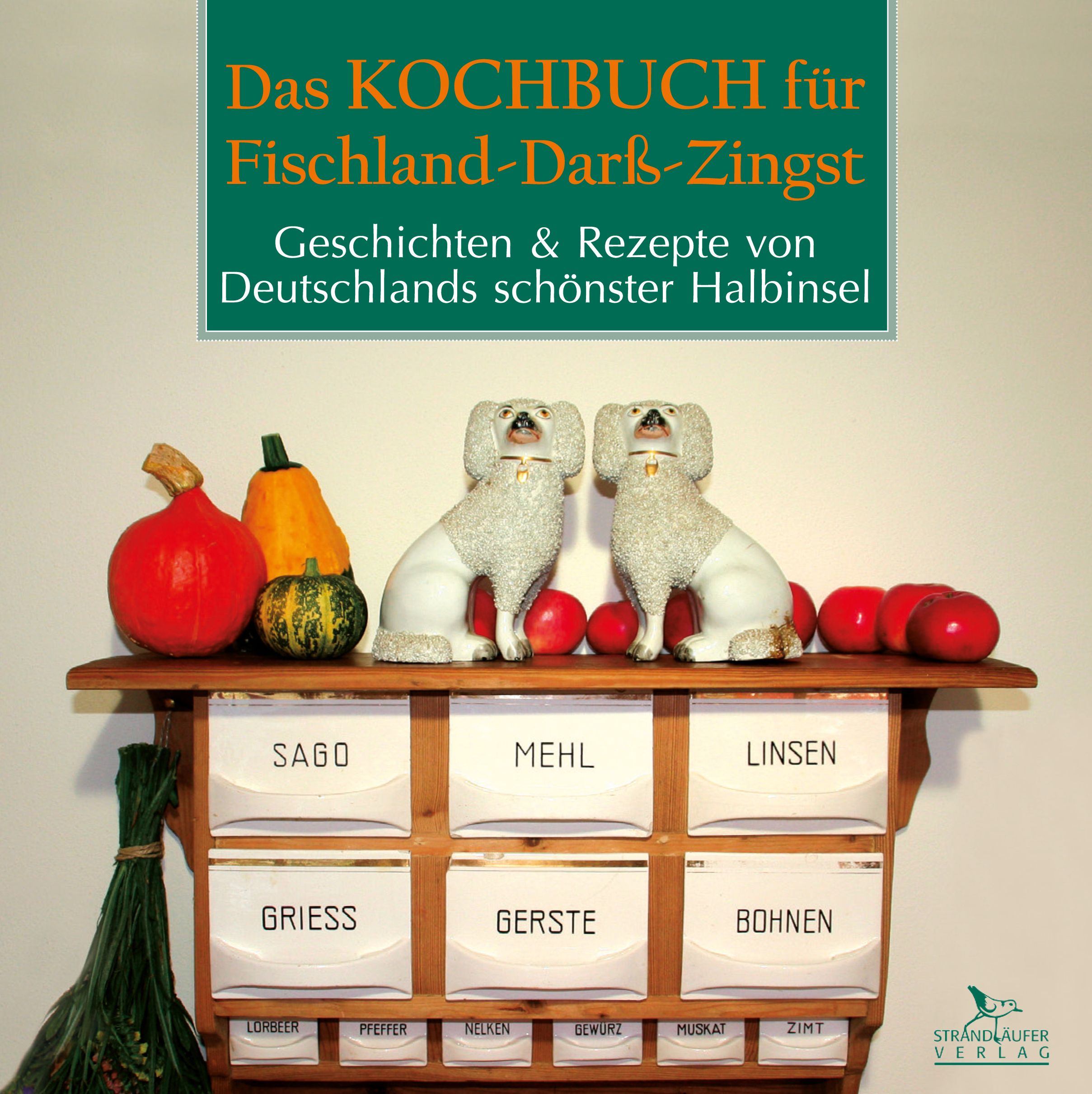 Buchcover mit Titel: Das Kochbuch für Fischland-Darß-Zingst. Auf Regal: Dekoration mit Kürbissen, Äpfeln und Hunden. Darunter Gewürzbehälter.