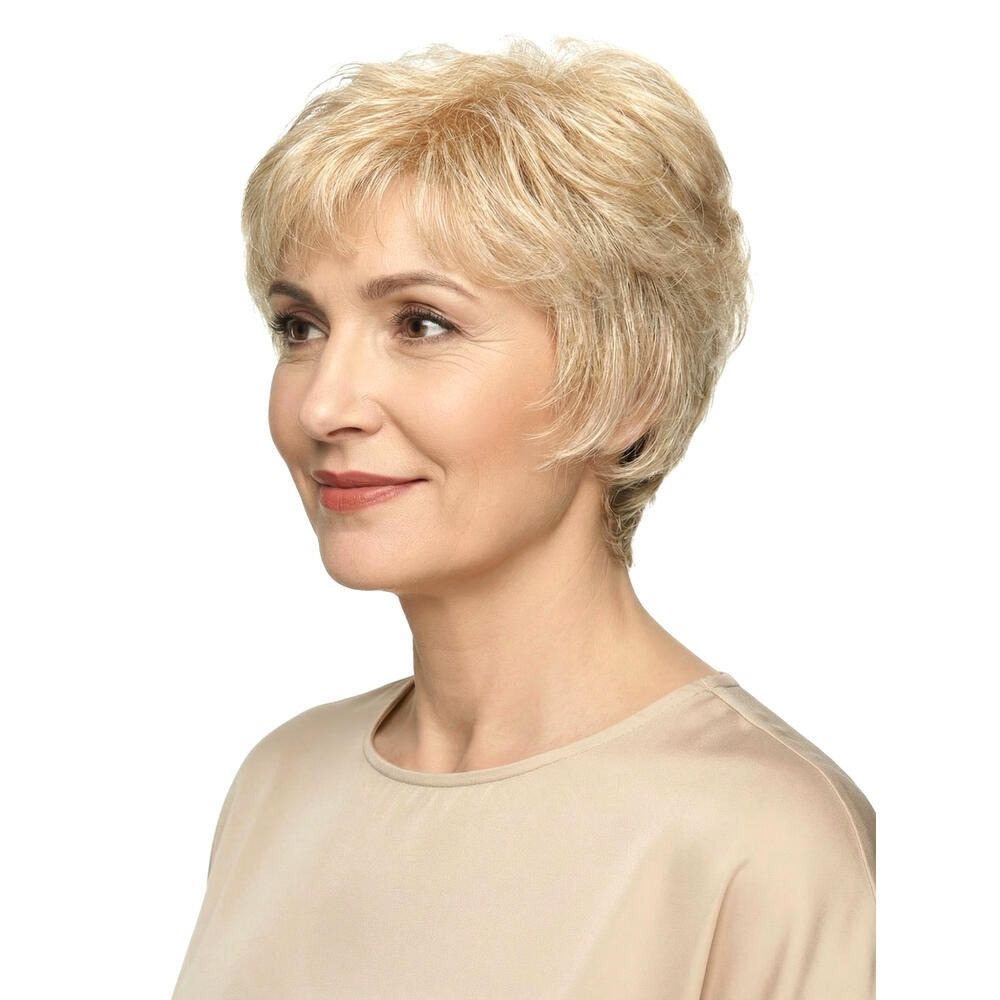 Blonde Kurzhaarperücke. Die Frau trägt ein beiges Oberteil. Seitenansicht.