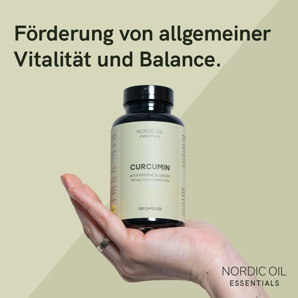 Hand hält eine Flasche Curcumin-Kapseln. Aufschrift: Nordic Oil Essentials, Curcumin, 120 Kapseln. Text: Förderung von allgemeiner Vitalität und Balance.