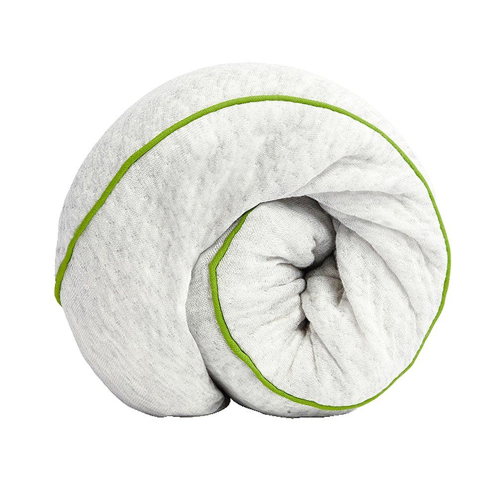 Gerolltes, hellgraues Kissen mit grüner Umrandung. Stoffstruktur sichtbar.