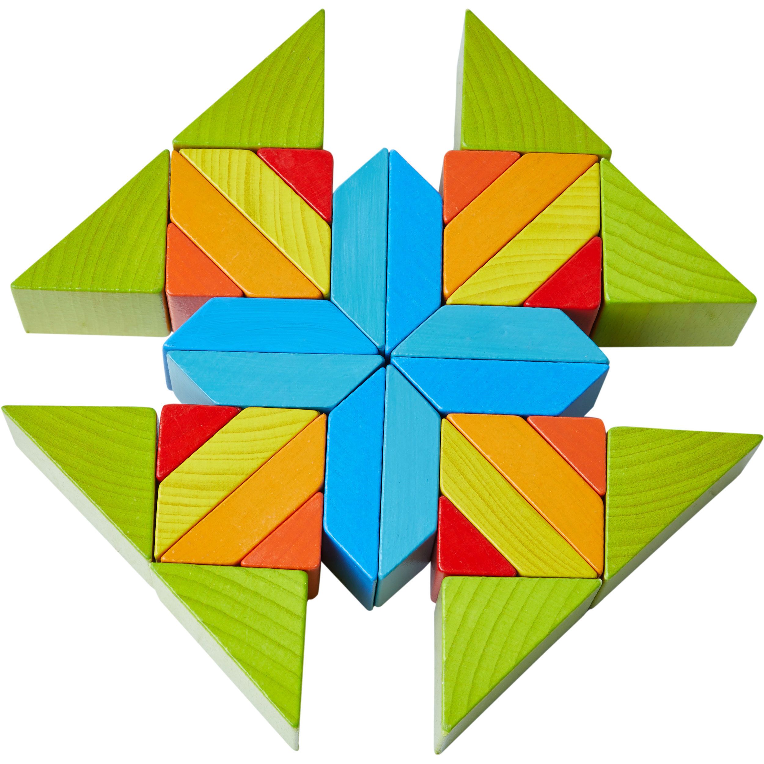 Zusammengesetzte Spielbausteine in geometrischer Form. Farben: Grün, Blau, Orange, Rot.