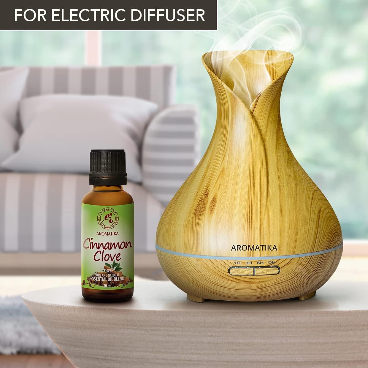 Holzmaser-Diffusor mit einer Flasche Zimtöl daneben. Rauch steigt aus dem Diffusor.