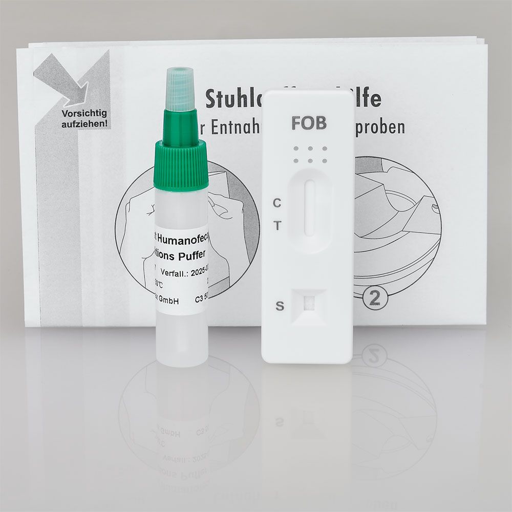 Testkit mit Teststreifen, Probenröhrchen und Anleitung. Aufschrift: Humanofecal-Test, FOB. Grün-weiße Farbgebung.
