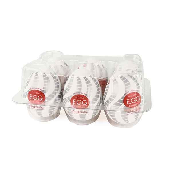 Sechs Eier in einer transparenten Kunststoffverpackung. Jedes Ei hat eine weiße Oberfläche mit grauen Mustern und einem roten Aufkleber mit der Aufschrift "EGG TORNADO".