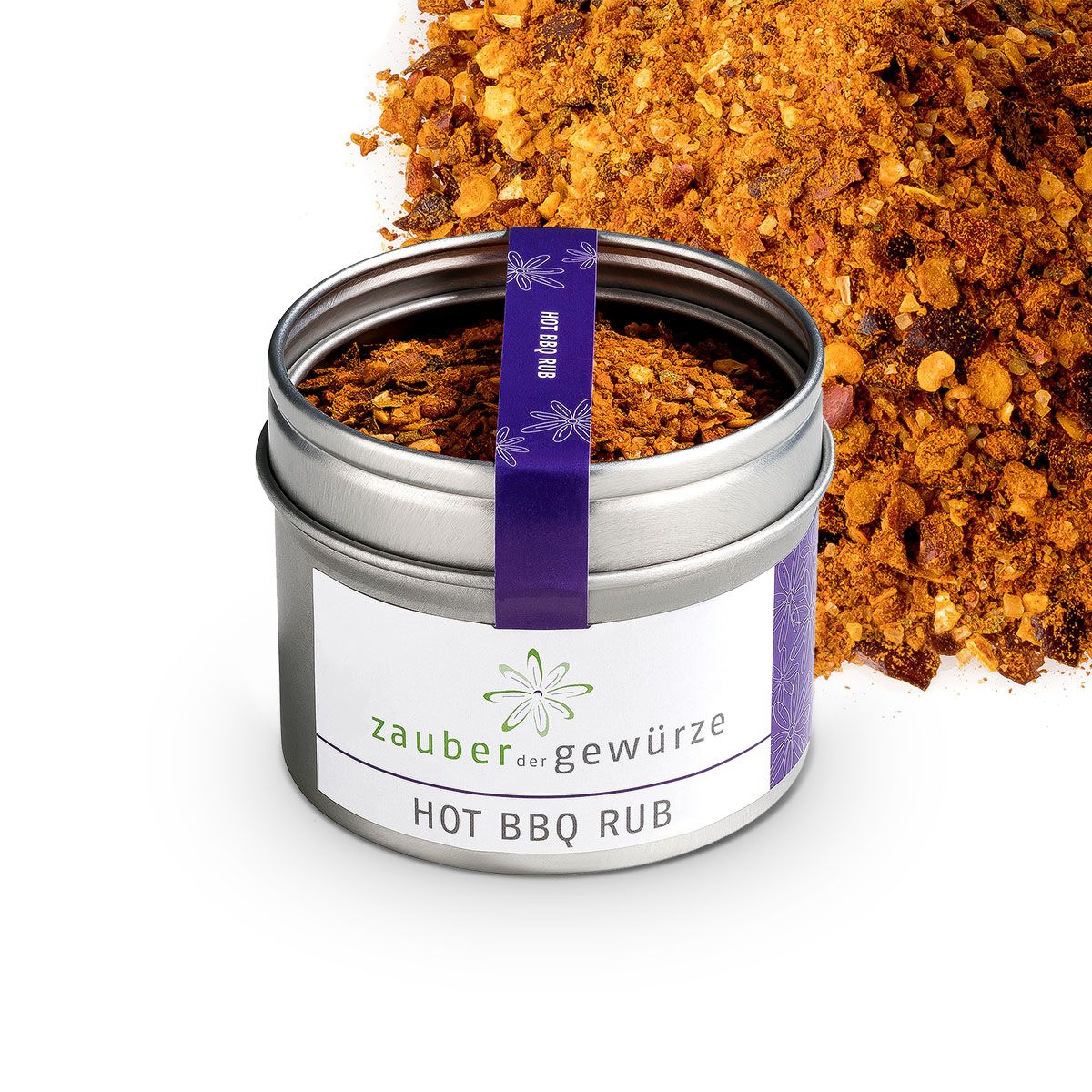 Metallbehälter mit Hot BBQ Rub. Lila Etikett mit Schriftzug. Gewürze daneben.