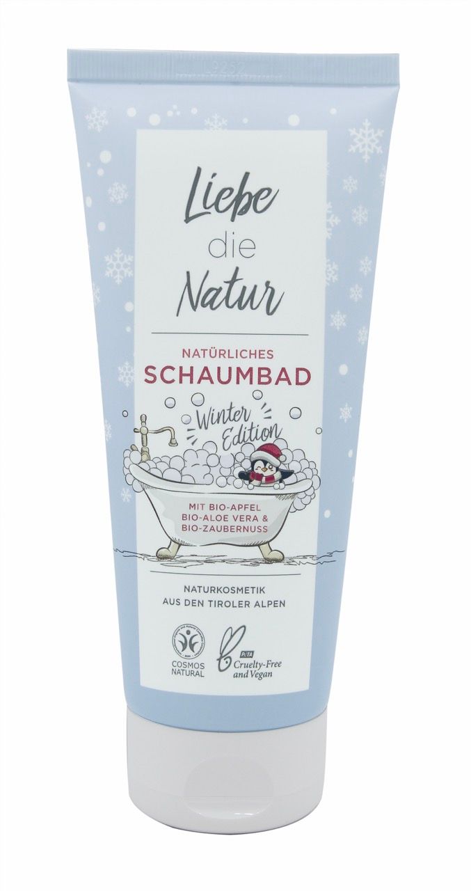 Blau-weiße Tube mit "Liebe die Natur" und "Natürliches Schaumbad Winter Edition". Illustration: Pinguin in Badewanne. Logos: Cosmos Natural, Cruelty-Free and Vegan.