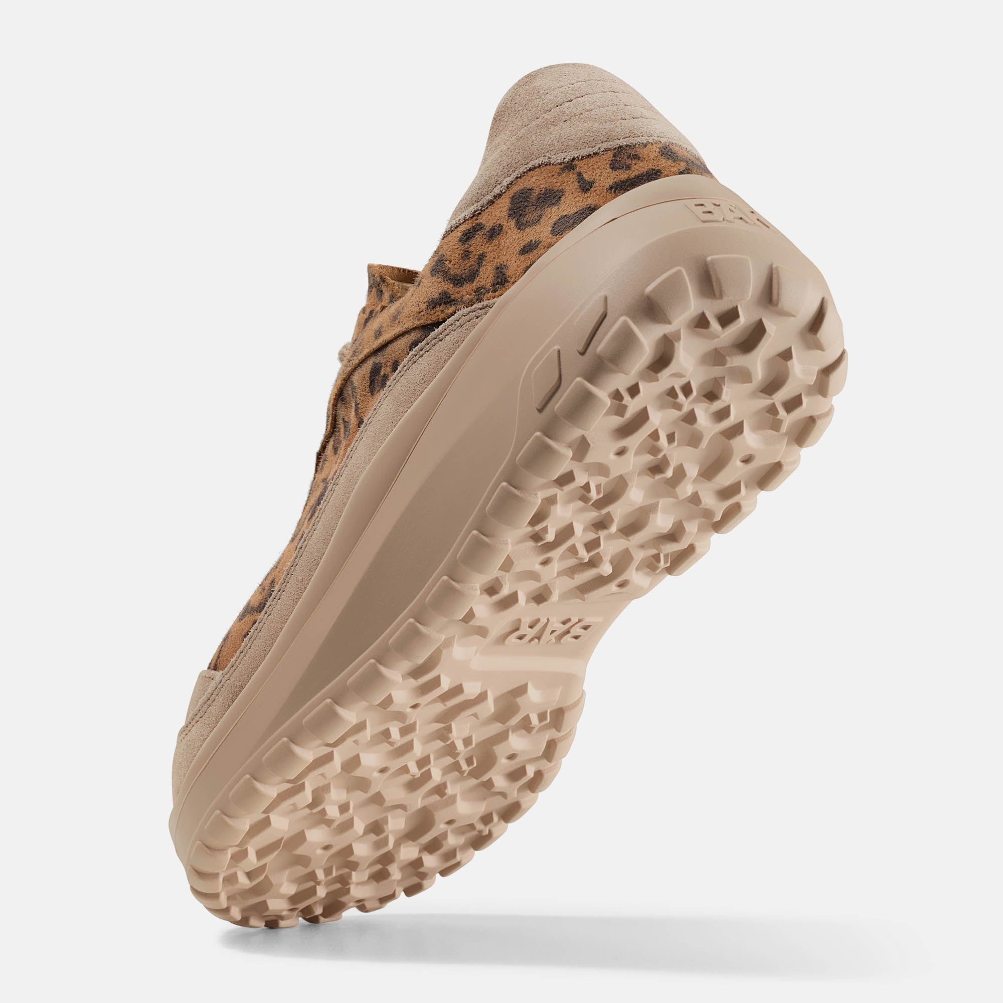 Braune Schuhsohle mit Profil. Beige Sohle und Leopardenmuster. BÄR-Logo auf der Ferse.