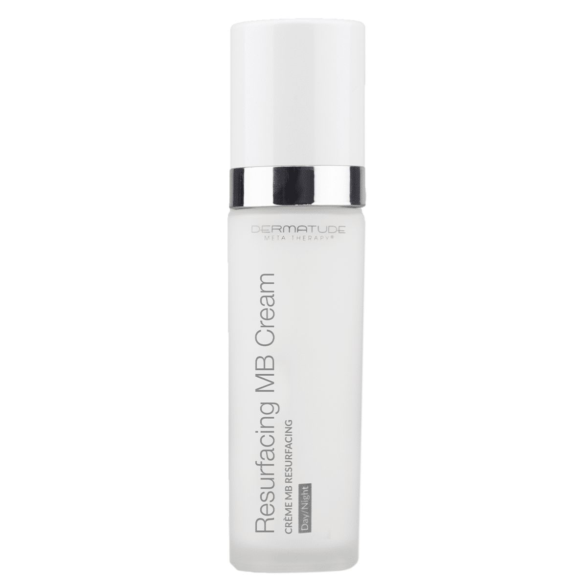 Ein weißer Spender mit der Aufschrift "Resurfacing MB Cream" steht auf einem Marmorsockel, umgeben von Federn. Eine Frau trägt die Creme auf ihr Gesicht auf.