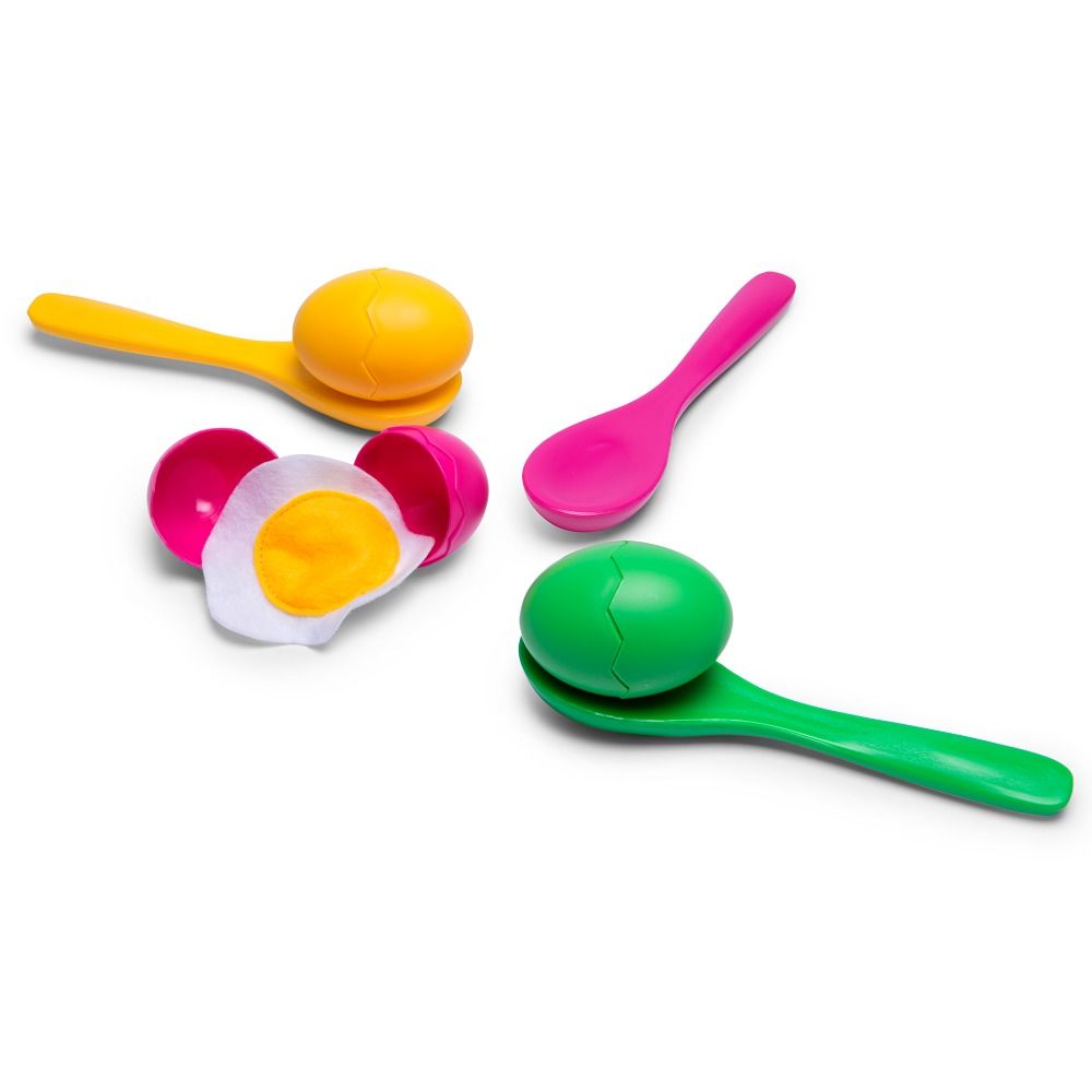 Vier farbige Ei-Löffel-Spielzeuge. Gelb, rosa, grün und blau. Ein Ei ist geöffnet.