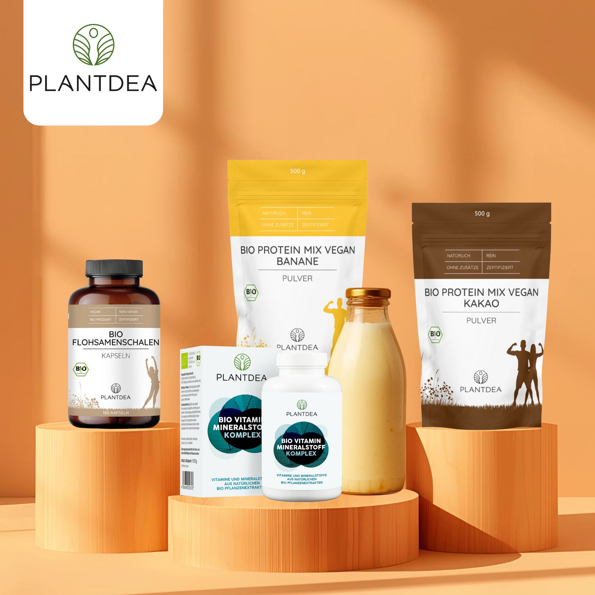 Verschiedene Produkte der Marke Plantdea. Flaschen, Pulverbeutel und eine Dose auf Podesten.