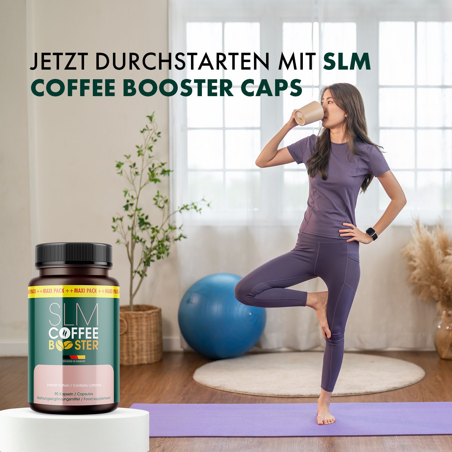 Frau in Yoga-Kleidung trinkt aus einer Tasse neben SLM Coffee Booster Kapseln in einem hellen Raum.