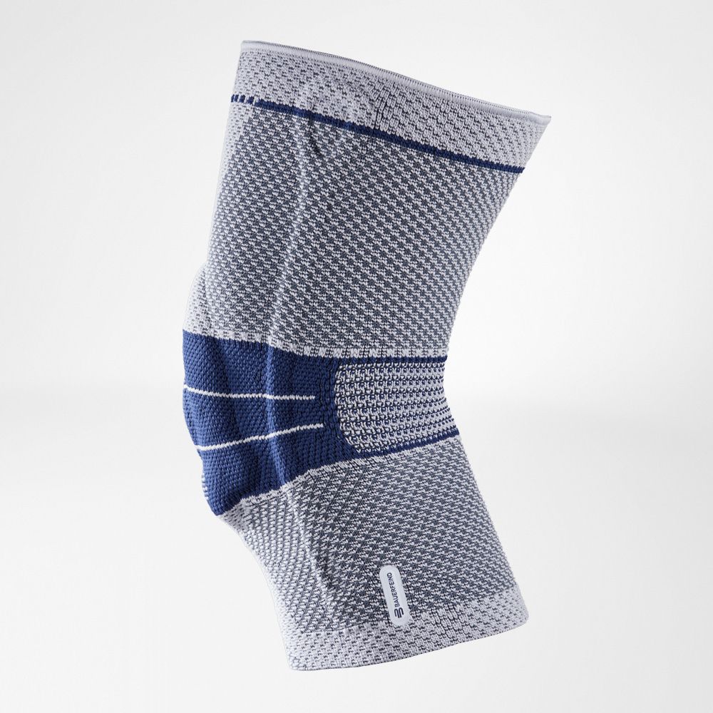 Grau-blaue Kniebandage. Das Produkt hat eine blaue Verstärkung und das Logo ist sichtbar.